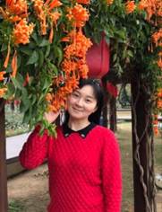 桌子上放着许多花
描述已自动生成