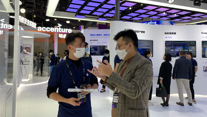 一些人站在商店前
中度可信度描述已自动生成